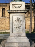 Escudo del basemento del Monumento a la Inmaculada Concepción (Pamplona), de Juan Miguel Echeverría San Martín