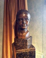 Retrato de Mercedes Salvide Echeverría en bronce
