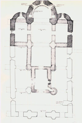 Plano de las excavaciones de S. Miguel de Excelsis, en Monte Aralar. En punteado fuerte las zonas carlingas conservadas; en fino las supuestas (según F. Íñiguez)