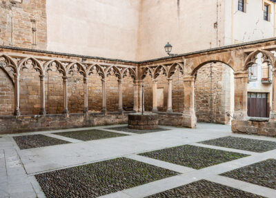 Claustro de San Pedro de Olite (Foto:Joseba Aldaz Zaragüeta; www.mesonelsoldeolite.es)
