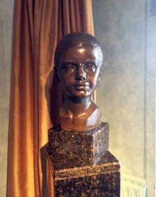 Retrato de Mercedes Salvide Echeverría en bronce