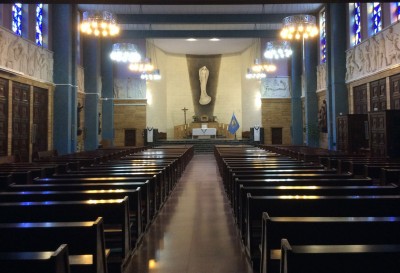 Interior de la Iglesia de la Inmaculada de Pamplona, con la imagen de José Navarro Gabaldo al fondo