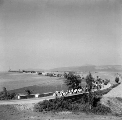 69 pueblos acuden tras sus cruces parroquiales al palacio de Arazuri para la clausura del Congreso Eucarístico de la Cuenca de Pamplona el 27 de mayo de 1945 (Foto: Nicolás Ardanaz. Museo de Navarra)