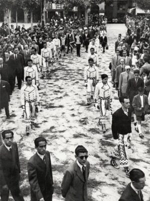 Pamplona, década de 1950. Dantzaris en la procesión del Corpus Christi