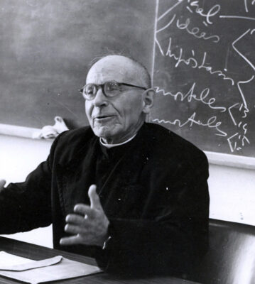 José Miguel de Barandiaran impartiendo una de sus clases en la Universidad de Navarra (Foto UN fragto.)