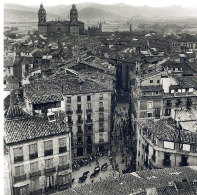 Cómo ve el encierro el gallico viejo de san Saturnino, años 50 (Museo de Navarra)