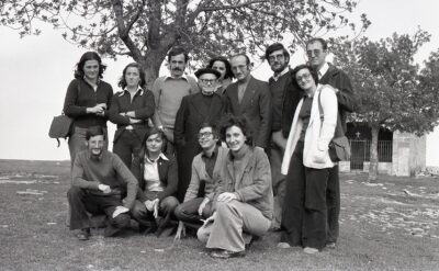 Con miembros de Etniker Navarra en Aralar el 5 de junio de 1976. De izda. a dcha., de pie: María Victoria Hernández Dettoma, Isabel Azcárate, Juan Ignacio Choperena, Pilar Ciria Eraso, José María Satrústegui, Tomás Urzainqui Mina, María Amor Beguiristáin y Francisco Javier Zubiaur. En cuclillas, ¿Joaquín Machín?, Beatriz Elcano Guerendiain, Santiago Cañardo y Yosune Urzainki. En medio, un sonriente José Miguel de Barandiarán.