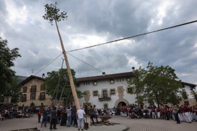 Plantado del “mayo” en Iturmendi. Foto: Eduardo Buxens para Diario de Navarra (01.05.2026)