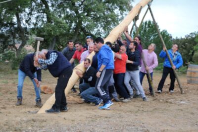 Viticultores de la Rioja alavesa levantando el "mayo", en Villabuena-Eskuernaga, contra el pedrisco. Foto: J.A. Chasco. Blog Rioja Alavesa